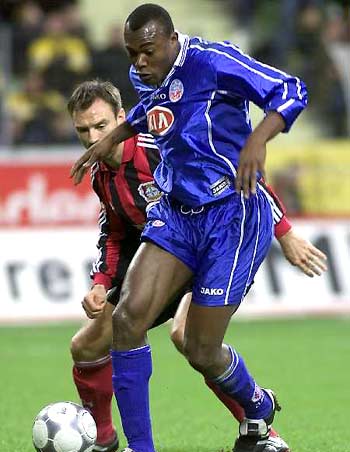 尽管他在此 尽管他在此